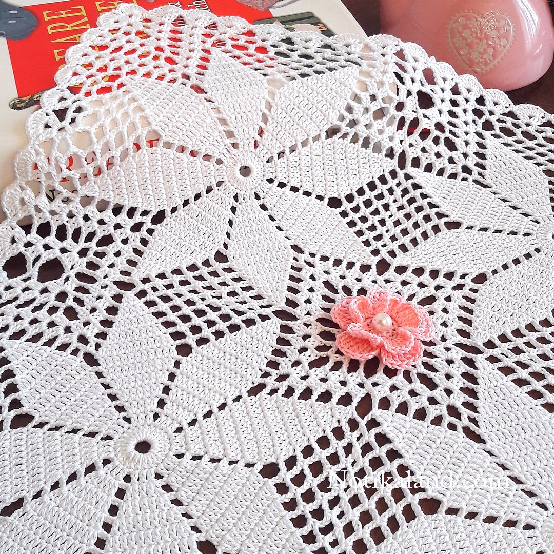 Crochet motif, pattern for holiday tablecloth 